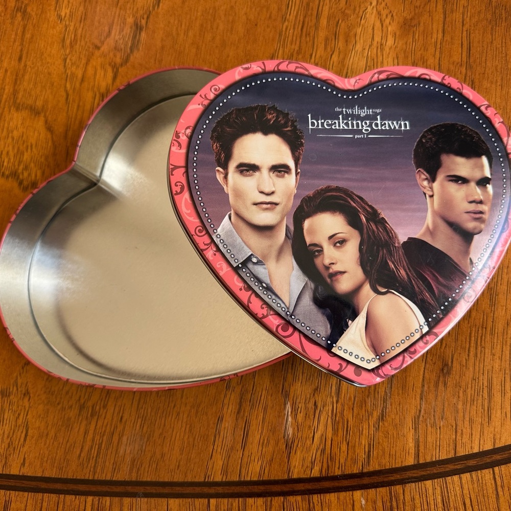Twilight Breaking Dawn Valentine’s Heart-Shaped Tin